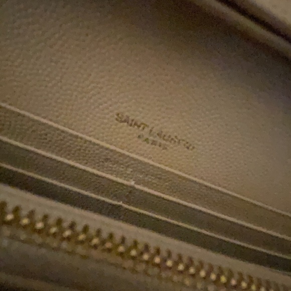 Envelop Chain Wallet In Grain Embossed Leather - Picture 9 of 10